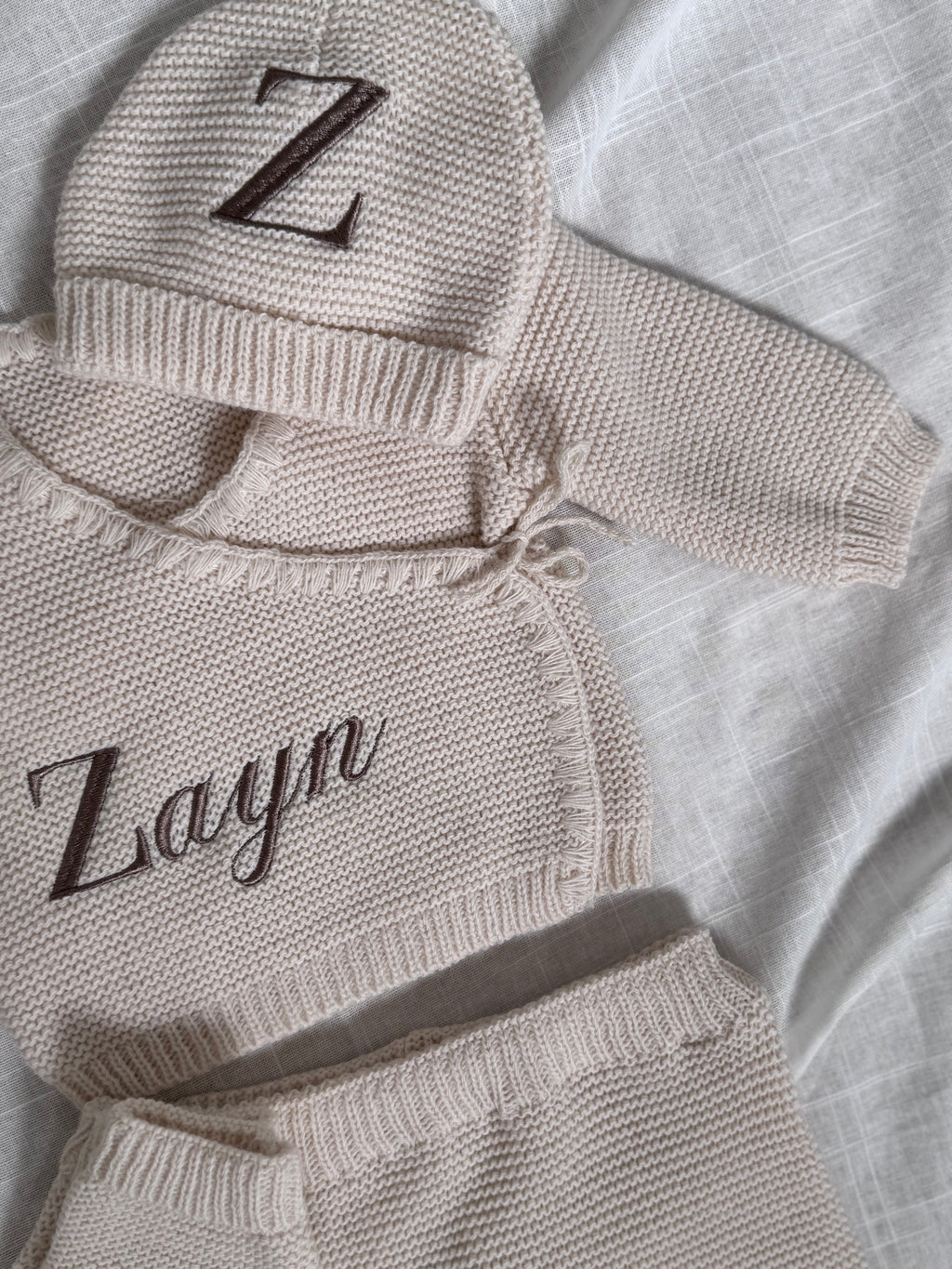 Tenue de naissance beige en maille - 4 pièces