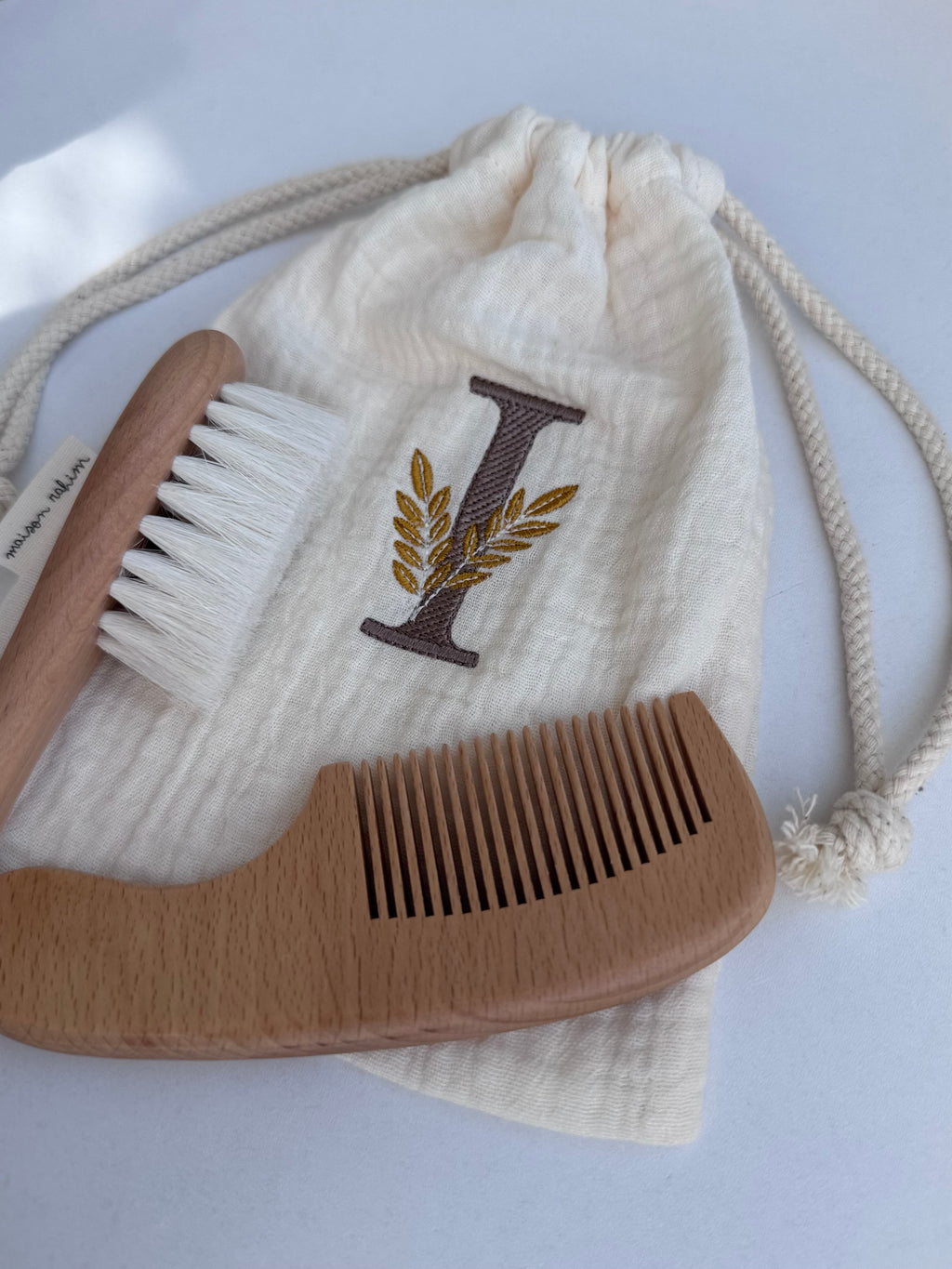 Set brosse & peigne en bois naturel — Pochette à personnaliser