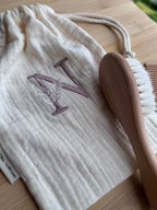 Set brosse & peigne en bois naturel — Pochette à personnaliser