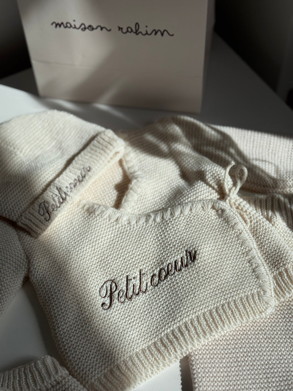 Tenue de naissance beige en maille - 4 pièces